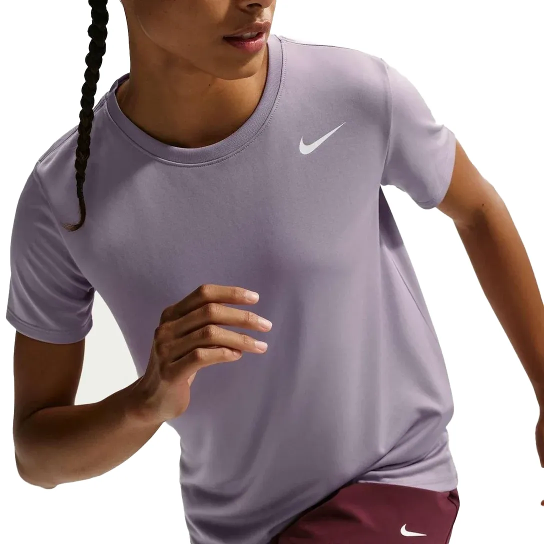 Blusa Feminina Nike Dri-FIT Roxa vista frontal com logo Nike no peito